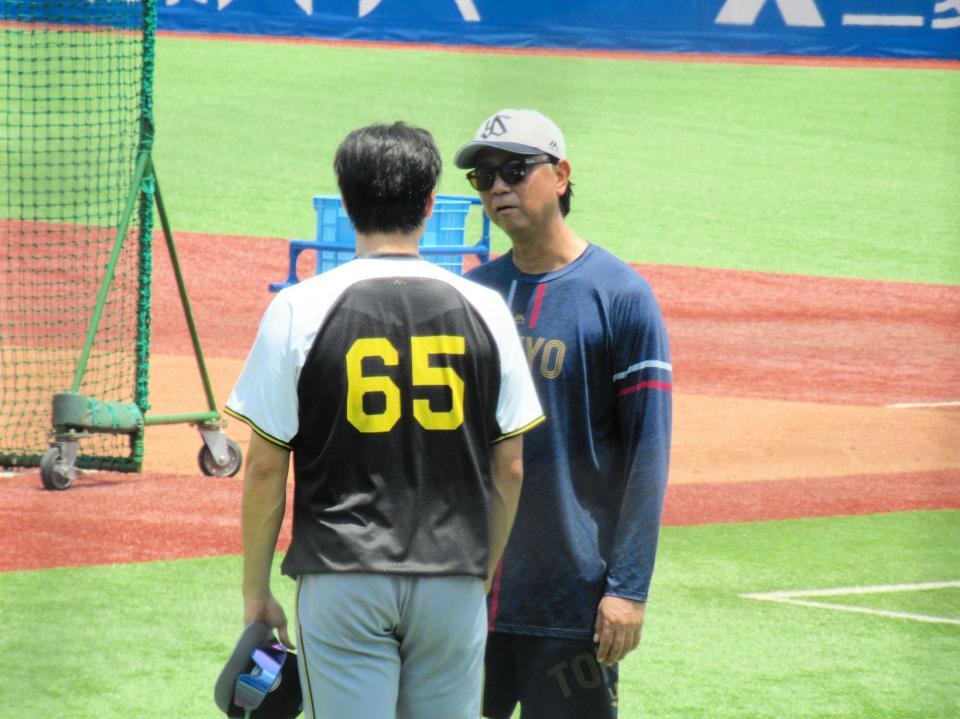 　教え子の湯浅（６５）からあいさつを受ける伊藤智仁投手コーディネーター