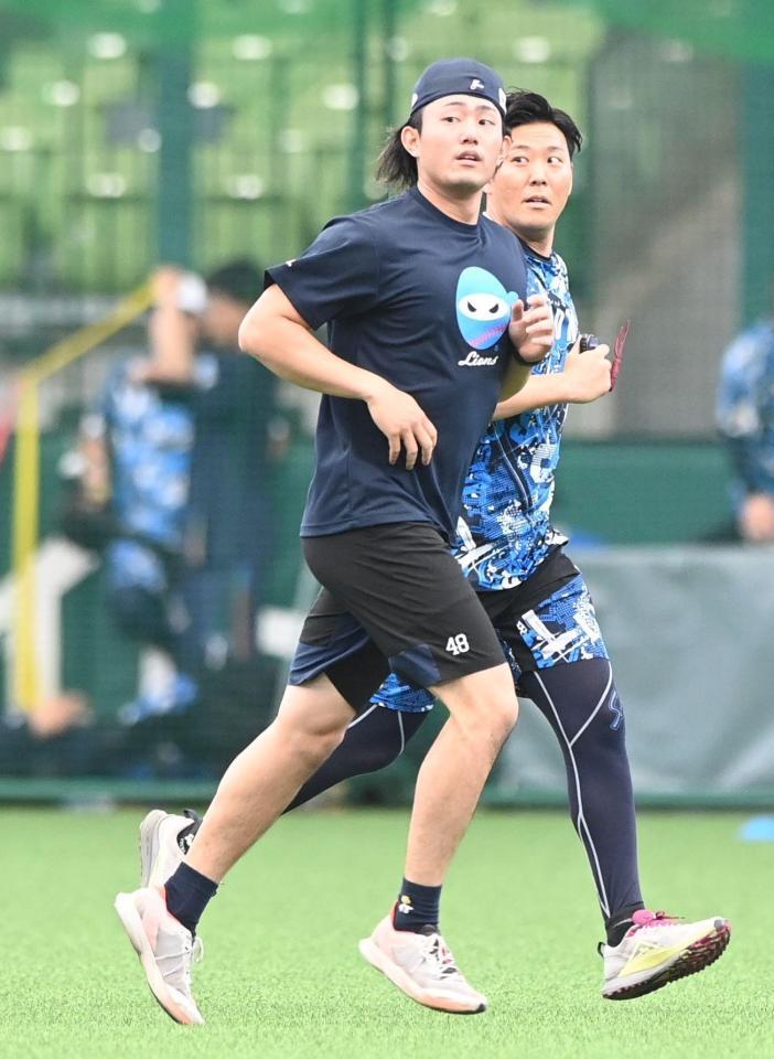 　元気に復帰し体を動かす今井（撮影・園田高夫）