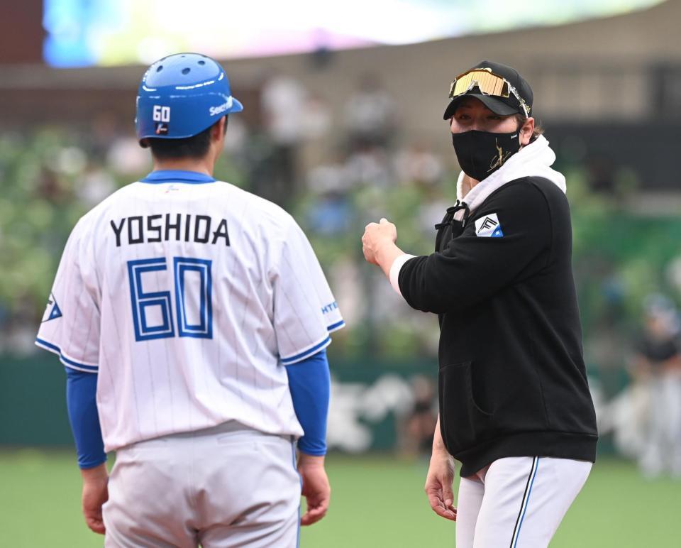 　吉田に打撃指導をする新庄監督（撮影・園田高夫）