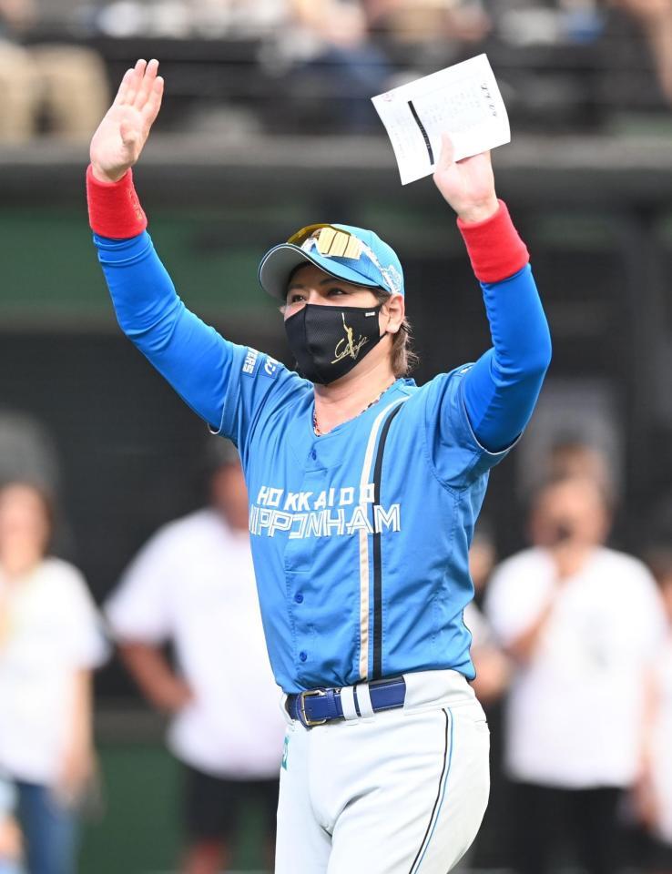 　手を振る新庄監督（撮影・園田高夫）