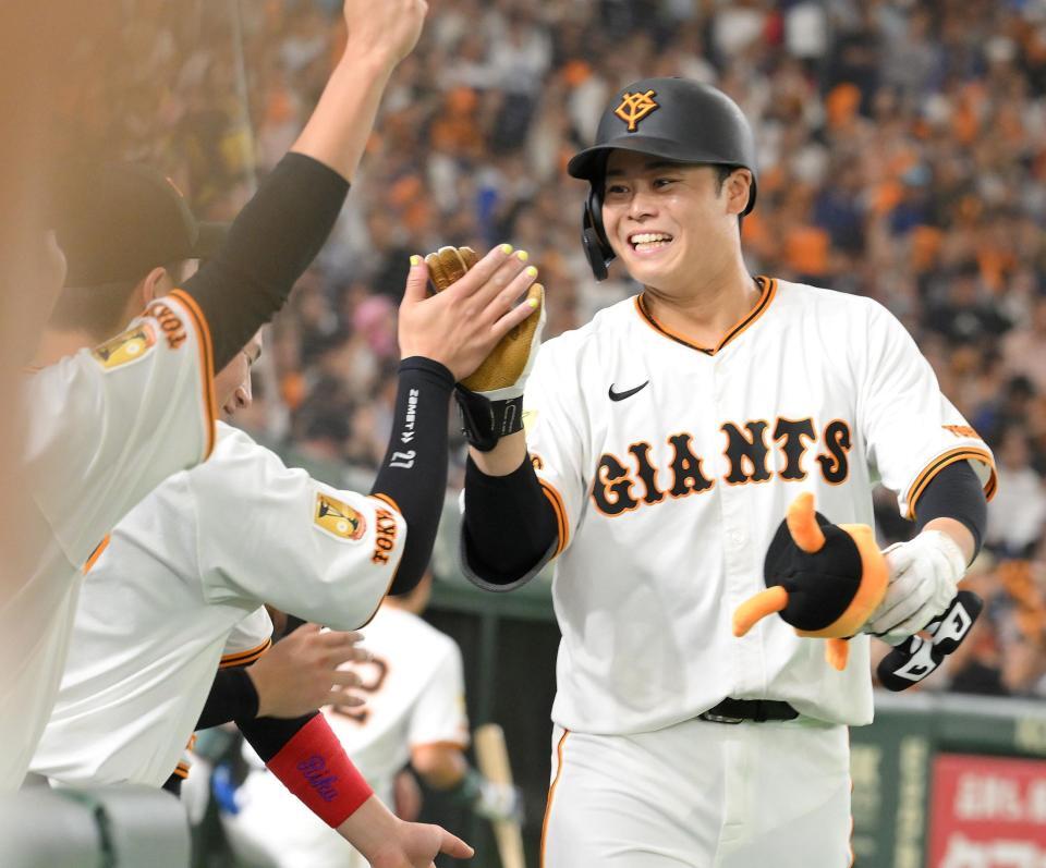 　２回、プロ第１号となる右越えソロを放ち、笑顔を見せる中山（撮影・伊藤笙子）