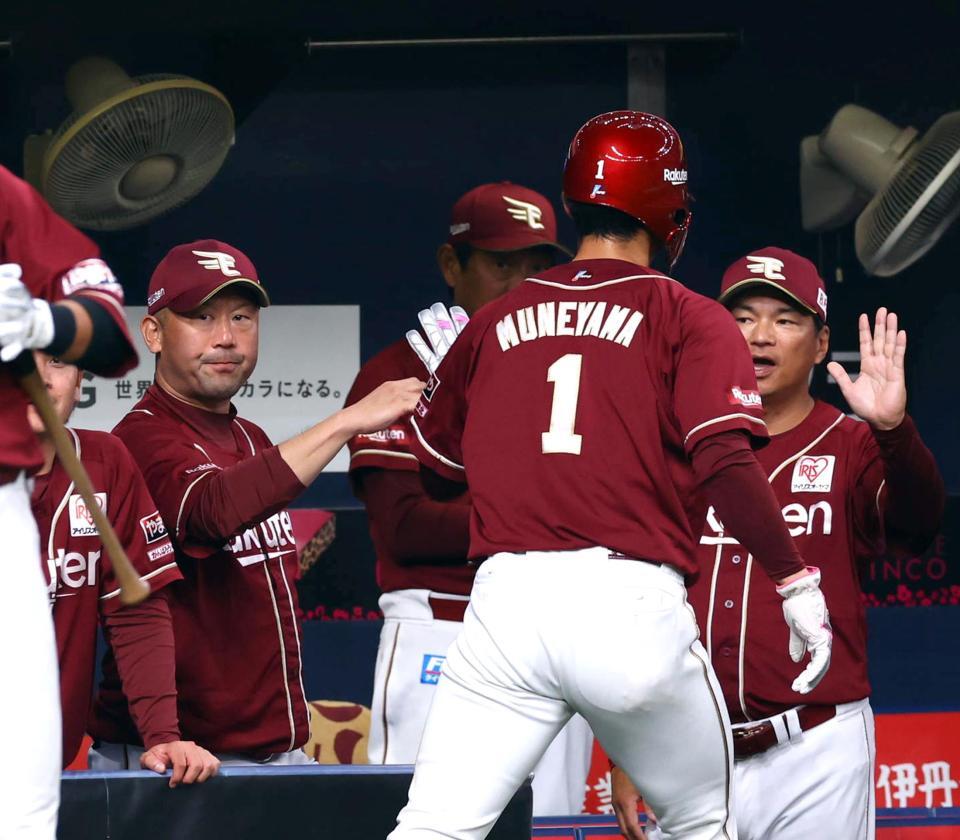 　２回、三木監督は生還した宗山を迎える（撮影・山口登）