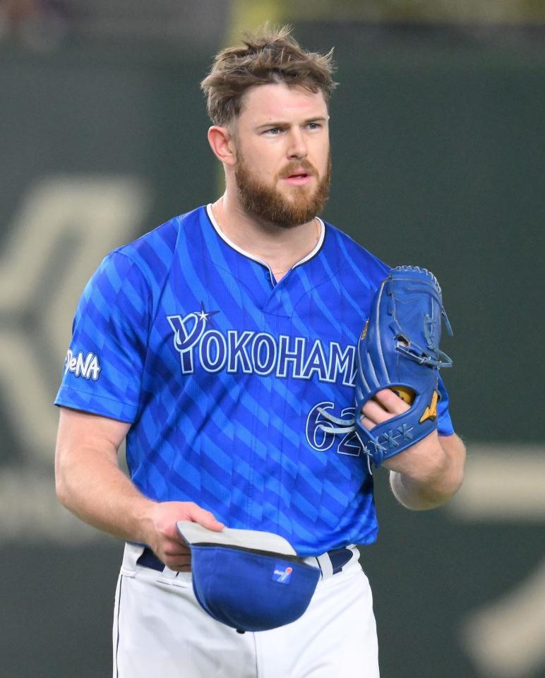 　８回、死球の増田陸に帽子を取ってわびるウィック（撮影・伊藤笙子）