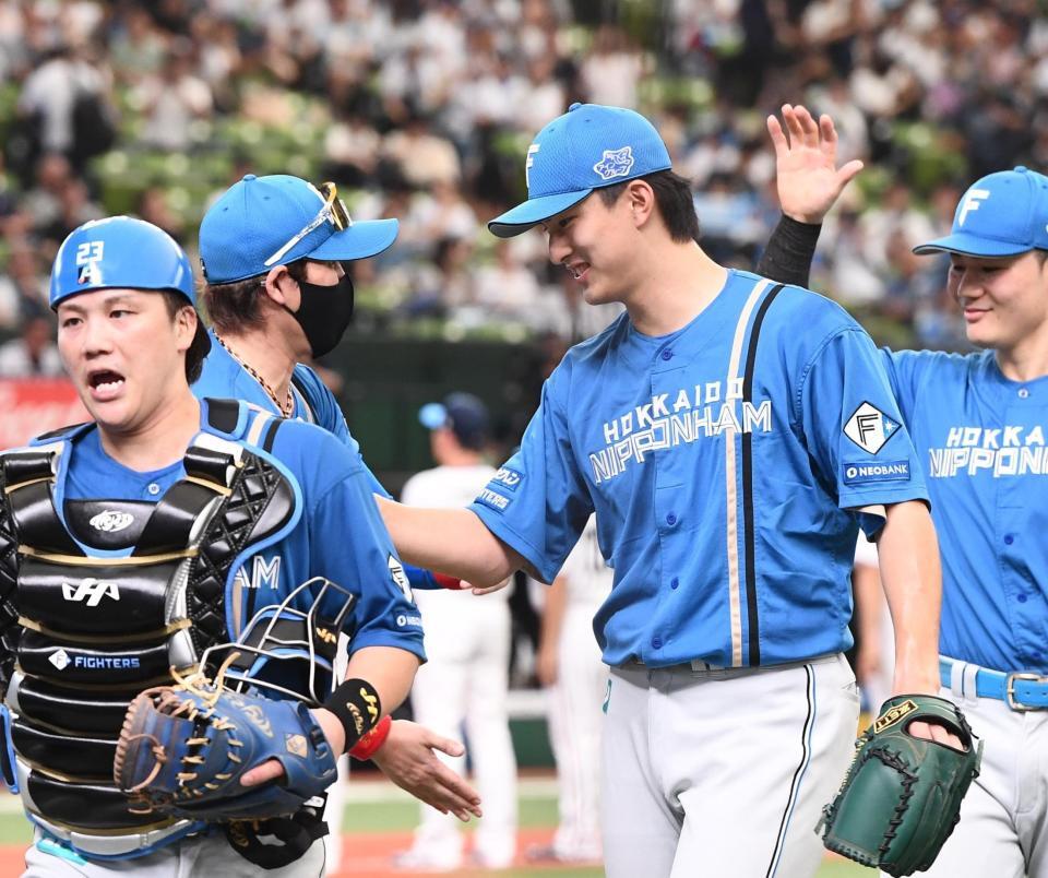 　新庄監督とタッチする達（右）＝撮影・園田高夫