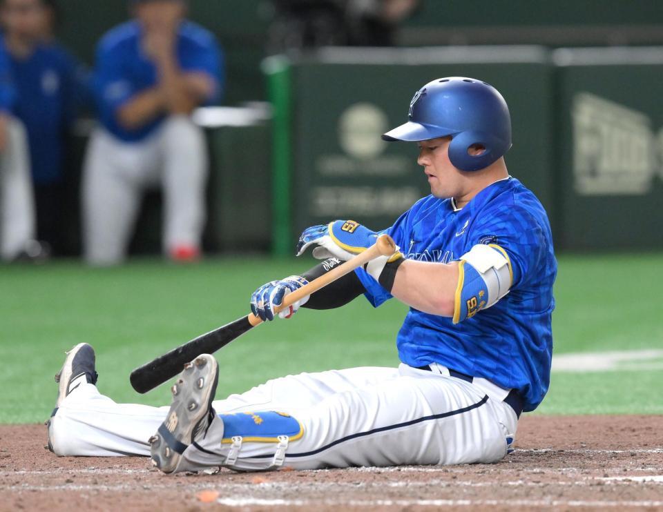 　９回、内角の球にのけぞり倒れ込む牧（撮影・伊藤笙子）