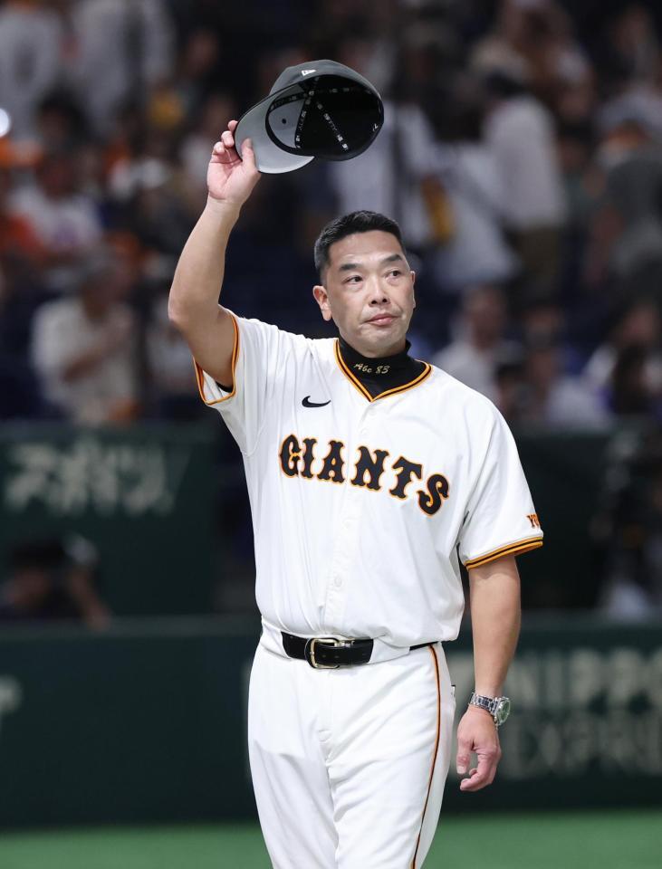 　ＤｅＮＡに３連勝し、ファンに手を振る阿部監督