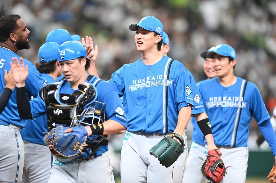 　５勝目を挙げナインとタッチする達（中央）＝撮影・園田高夫