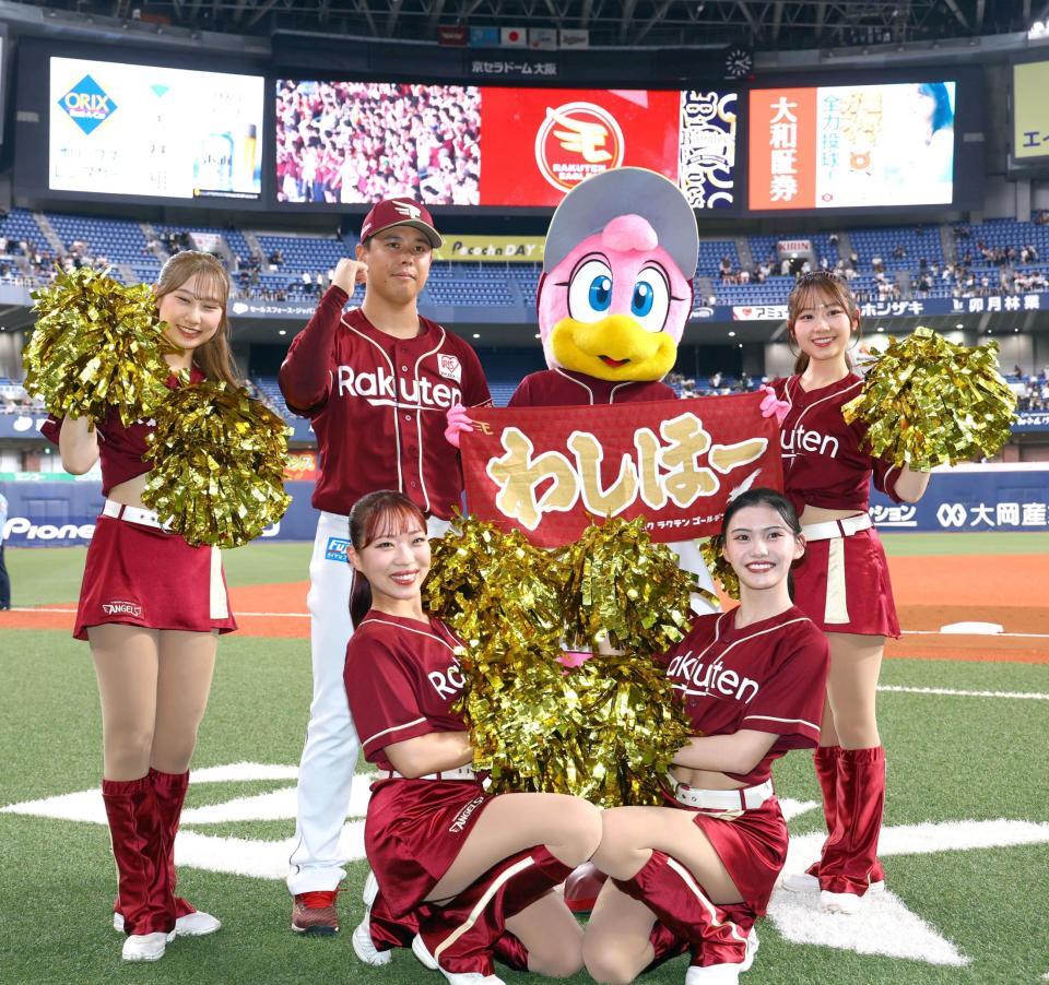 　オリックスに勝利し写真に納まる藤井（後方左から２人目）＝撮影・山口登