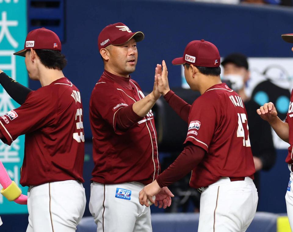 　オリックスに勝利しナインを迎える三木監督（中央）＝撮影・山口登