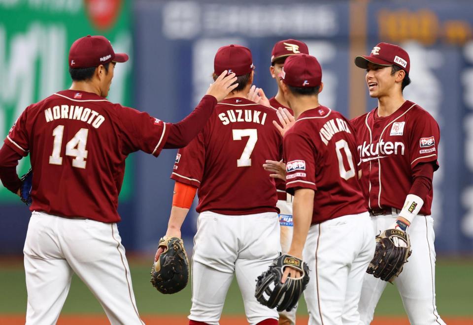 　オリックスに勝利し喜ぶ宗山（右端）ら楽天ナイン（撮影・山口登）