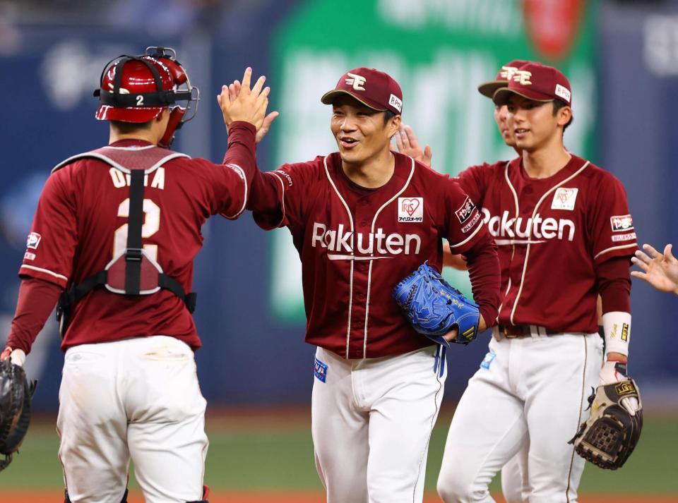 　試合を締めた則本（中央）はナインとタッチする（撮影・山口登）