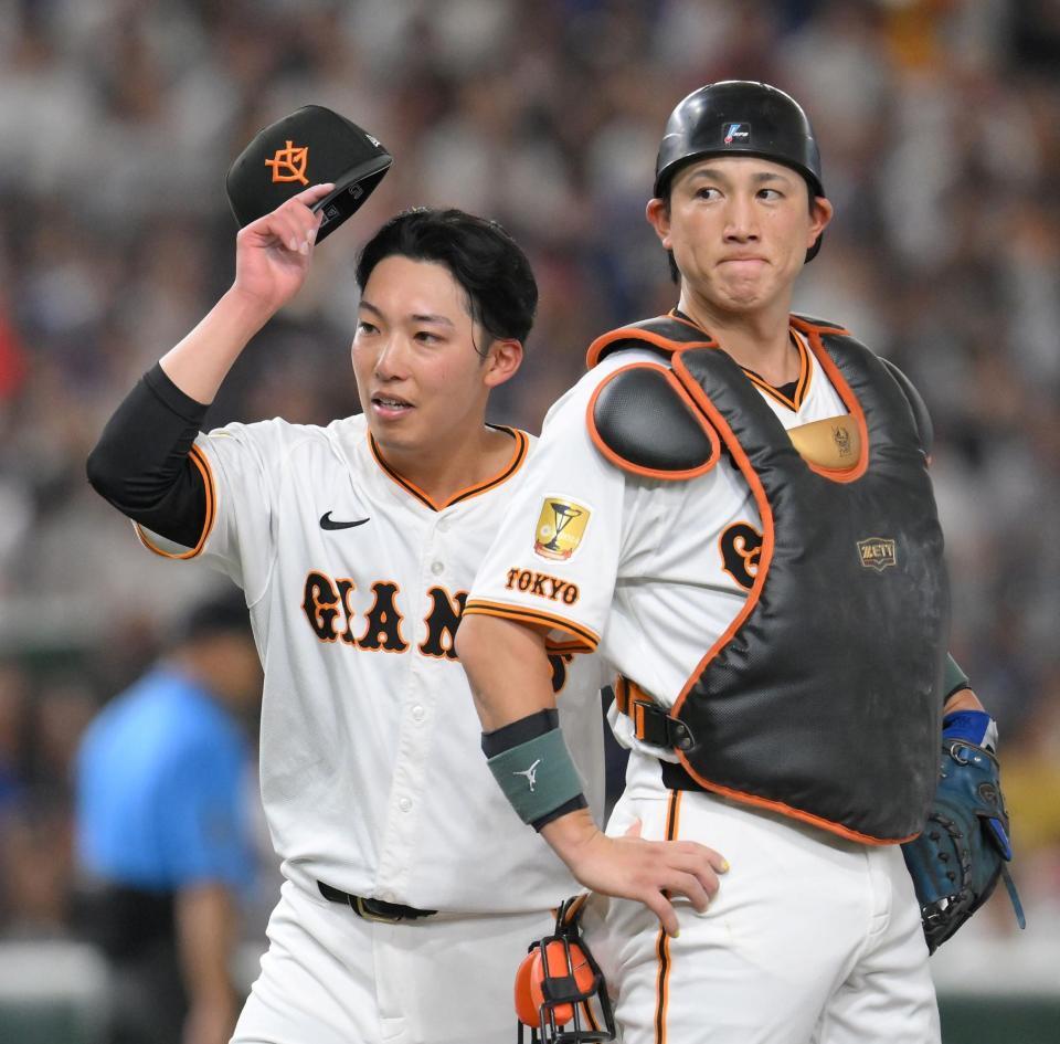 　７回、筒香に安打を許し、交代となった赤星（右はバッテリーを組む小林）＝撮影・伊藤笙子