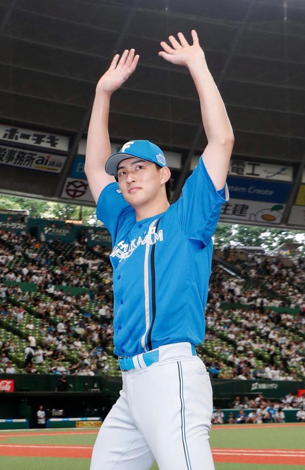 　プロ初完投で５勝目を挙げ、ファンの声援に応える達