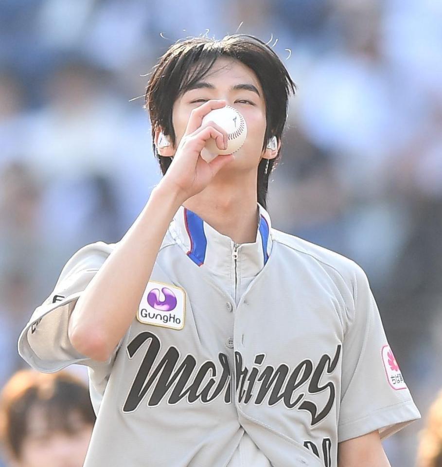 　始球式でボールに口づけするＴＷＳのドフン（撮影・開出牧）