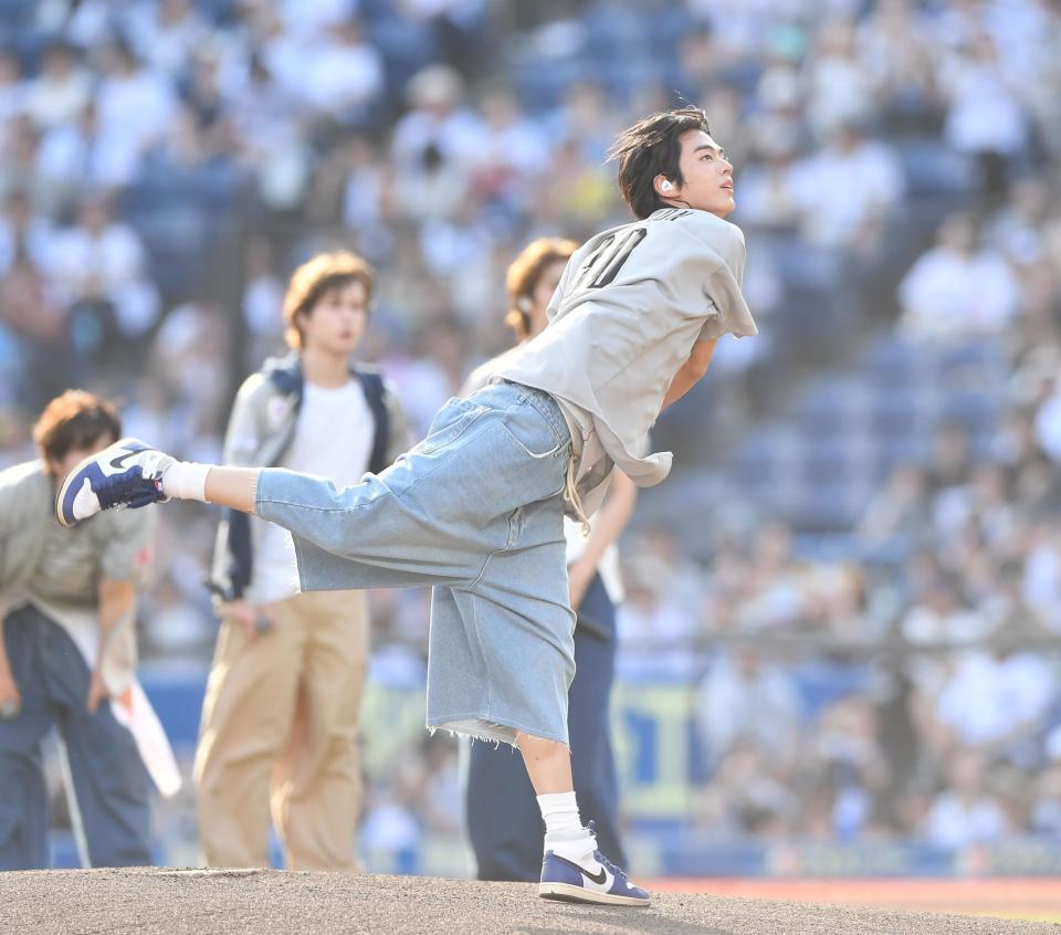 　始球式を務めるＴＷＳのドフン（撮影・開出牧）