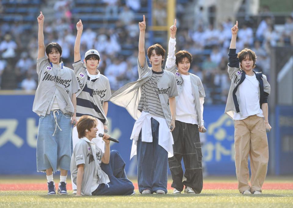 　試合前、ライブパフォーマンスを披露するＴＷＳ（撮影・開出牧）