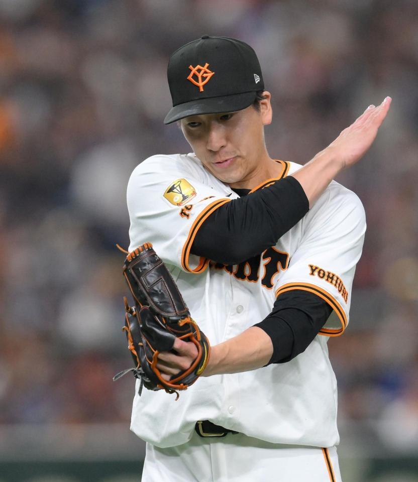 　８回を三者凡退に抑え、グラブをたたく大勢（撮影・伊藤笙子）