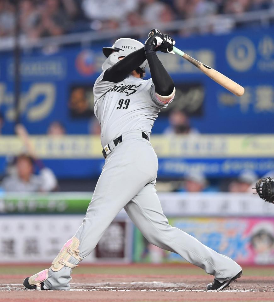 　７回、右越え適時二塁打を放つソト（撮影・開出牧）