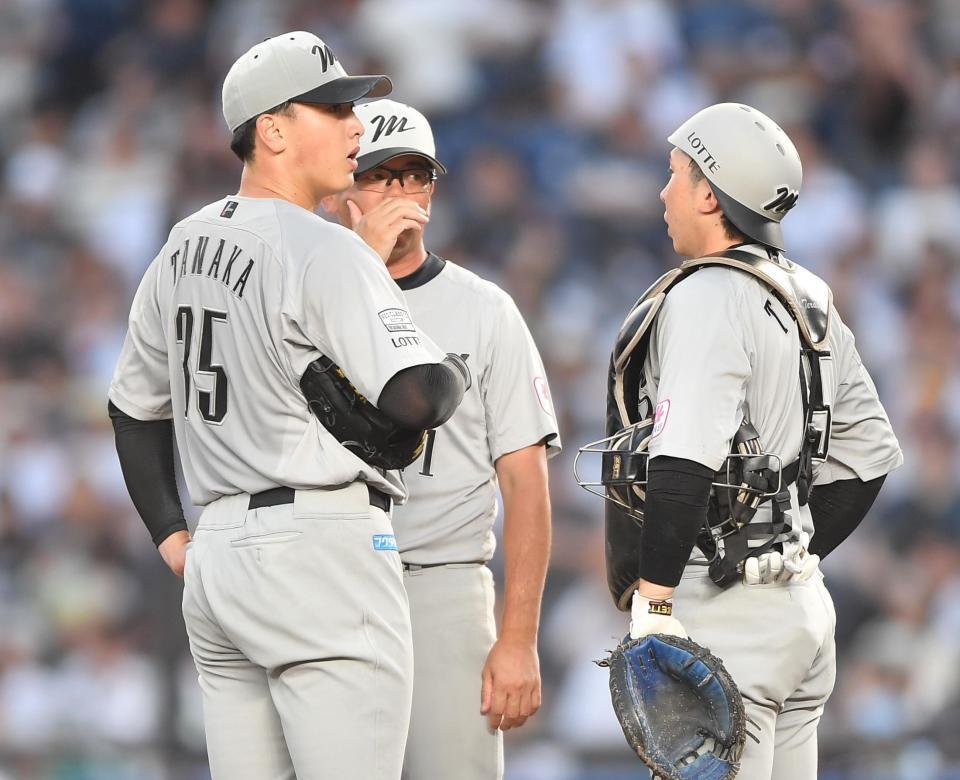 　６回、打席に山川を迎え、建山コーチ（中央）からアドバイスを受ける田中晴（左）と寺地（撮影・開出牧）