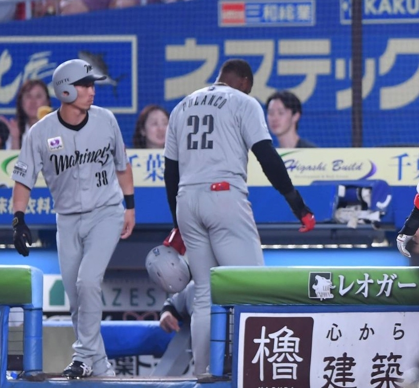 　７回、ソトの中越え適時二塁打で、一塁から三塁べースを回ったところで三塁コーチャーの大塚コーチの肉体的援助を受け、ストップしたためアウトとなったポランコ（２２）＝撮影・開出牧