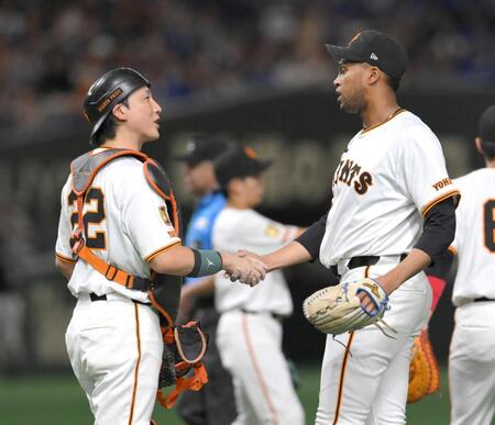 　９回を締め、小林（左）と握手を交わすマルティネス（撮影・伊藤笙子）