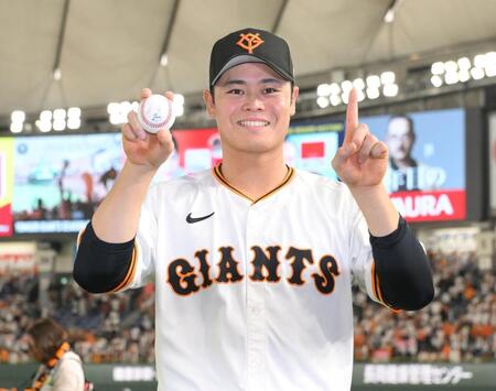 　プロ第１号の記念ボールを手に笑顔を見せる中山（撮影・伊藤笙子）