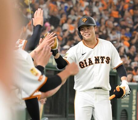 　２回、プロ第１号となる右越えソロを放ち、ナインに迎えられる中山（撮影・伊藤笙子）