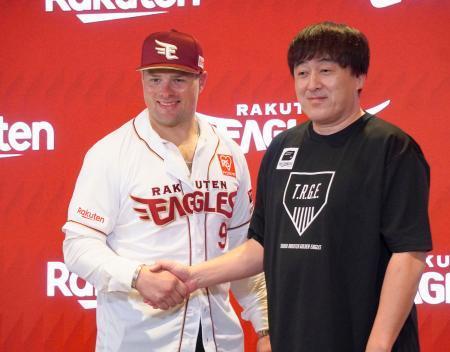 　楽天の入団記者会見で、石井ＧＭ（右）と握手する新外国人内野手ボイト＝３０日、楽天モバイルパーク宮城