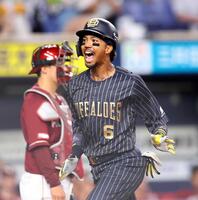 　１回、ソロを放ち生還する宗（撮影・山口登）