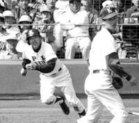 　１９８７年４月４日　選抜高校野球で優勝したＰＬ学園・立浪和義（左）＝甲子園