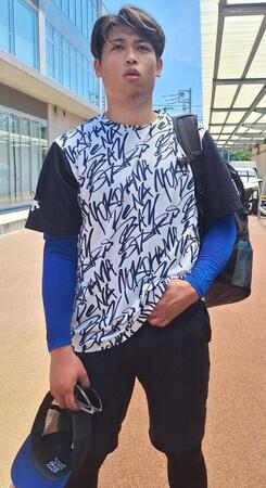 　取材に応じる小園