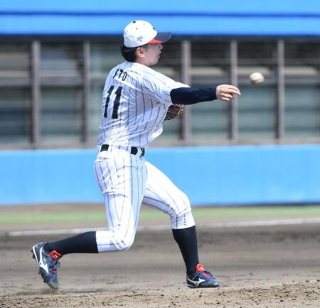 　６月３０日の投内連係の練習をする早大・伊藤樹（撮影・佐藤厚）