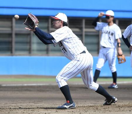 　６月３０日の投内連係の練習をする早大・伊藤樹（撮影・佐藤厚）