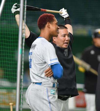 　試合前、万波（手前）と談笑する山川（撮影・開出牧）