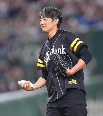 　始球式でロジンを手にする反町隆史（撮影・開出牧）