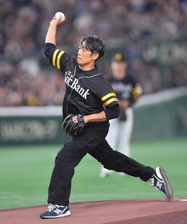 　始球式を務める反町隆史（撮影・開出牧）