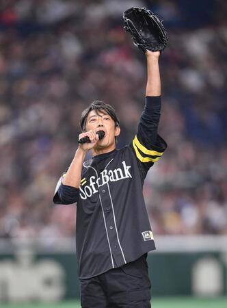 　始球式を務めマイクを手にスタンドの歓声に応える反町隆史（撮影・開出牧）