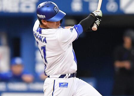 【写真】痛すぎるわ！腰に突き刺さるボール　ＤｅＮＡ・牧が死球に悶絶