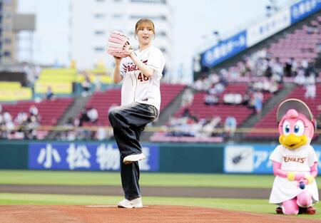 　セレモニアルピッチに登場したＳＫＥ４８・菅原茉椰（楽天野球団提供）