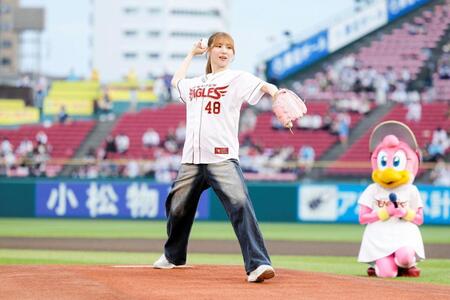 　セレモニアルピッチに登場したＳＫＥ４８・菅原茉椰（楽天野球団提供）