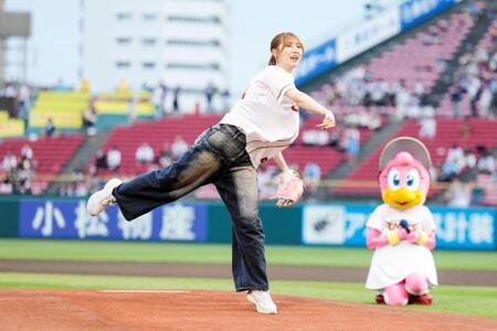 　セレモニアルピッチに登場したＳＫＥ４８・菅原茉椰（楽天野球団提供）