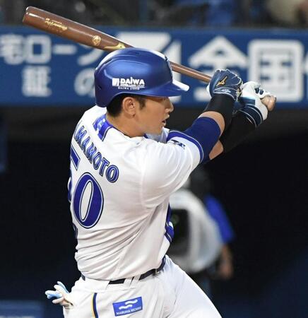 　１回、山本は三塁に２点適時打を放つ（撮影・佐藤厚）