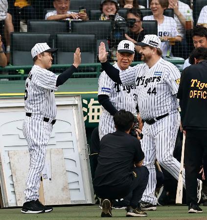 　試合前のイベントに登場した（右から）ランディ・バースさん、掛布雅之さん、岡田彰布さん＝１日、甲子園