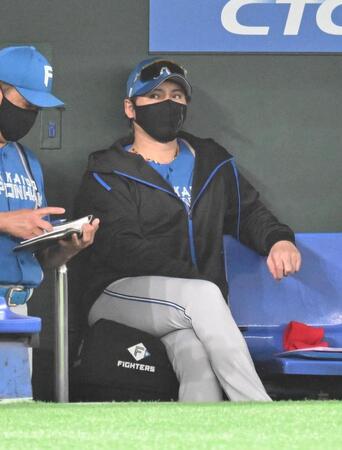 　１回の攻撃を見つめる新庄監督