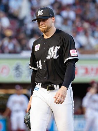 　２失点した１回を終え、厳しい表情でベンチに戻るボス