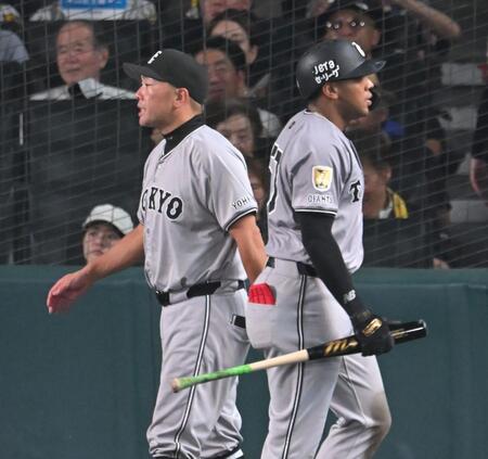 　７回、選手交代のためベンチを出る阿部監督。右はオコエ（撮影・飯室逸平）