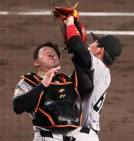 　５回、森下の邪飛を追って衝突する岸田（左）と増田陸（撮影・立川洋一郎）