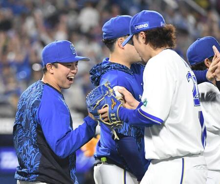 　入江（右）からウイニングボールを渡され笑顔を見せる東（撮影・佐藤厚）