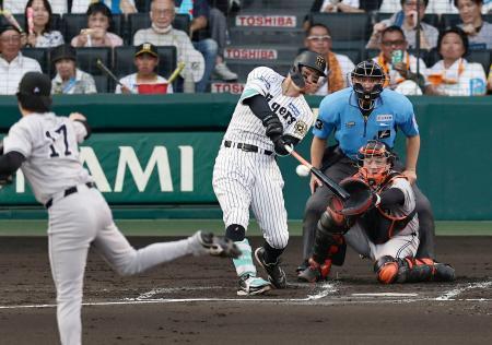 　１回阪神２死二塁、佐藤輝が右翼線に先制二塁打を放つ。投手西舘、捕手岸田＝甲子園