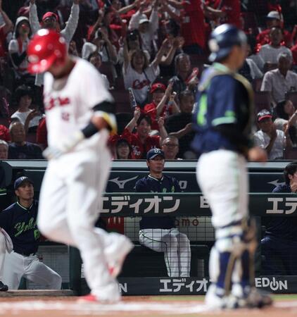 　６回、左越えソロで生還する末包を見つめる高津監督（撮影・市尻達拡）